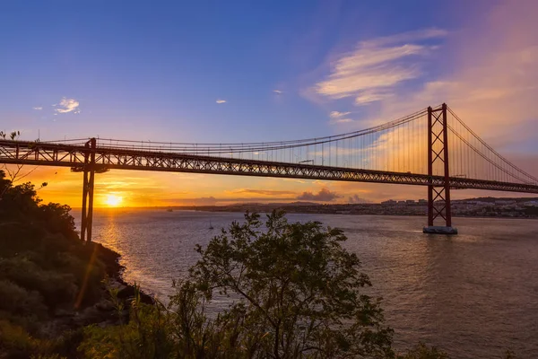 Lizbon ve 25 Nisan Köprüsü - Portekiz — Stok fotoğraf