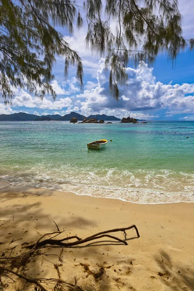 Tropisch eiland en boot — Stockfoto
