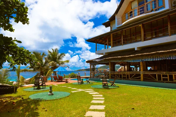 Hotel na tropické pláži na Seychely — Stock fotografie
