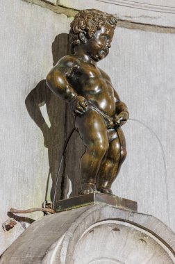 Çocuk heykel (Manneken Pis) Brüksel Belçika pissing