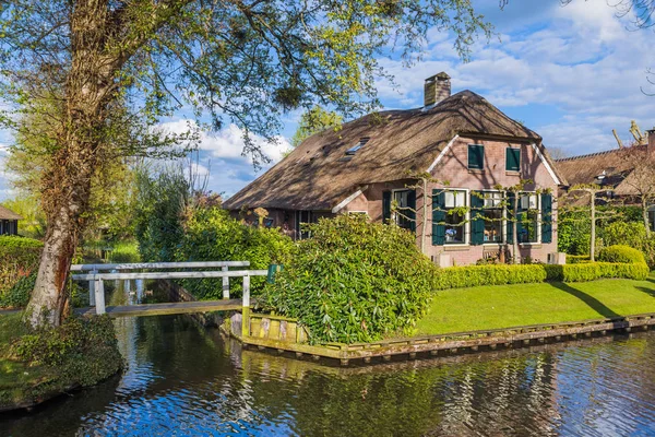 Aldeia holandesa típica Giethoorn nos Países Baixos — Fotografia de Stock