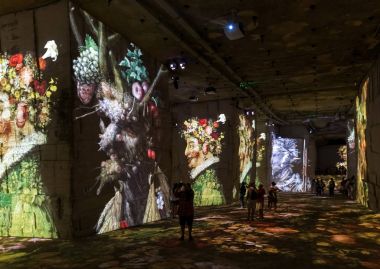 Provence, Fransa - 04 Ağustos 2017: İnsanların sanat izliyor 