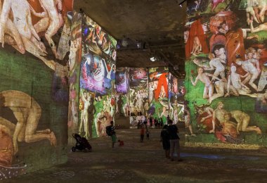 Provence, Fransa - 04 Ağustos 2017: İnsanların sanat izliyor 