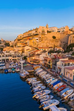 Marseille, Fransa - 03 Ağustos 2017: Balıkçı tekneleri Harbor Val