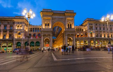 Milan, İtalya - 19 Ağustos 2016: Turist yürüyüş Vittorio Emanue