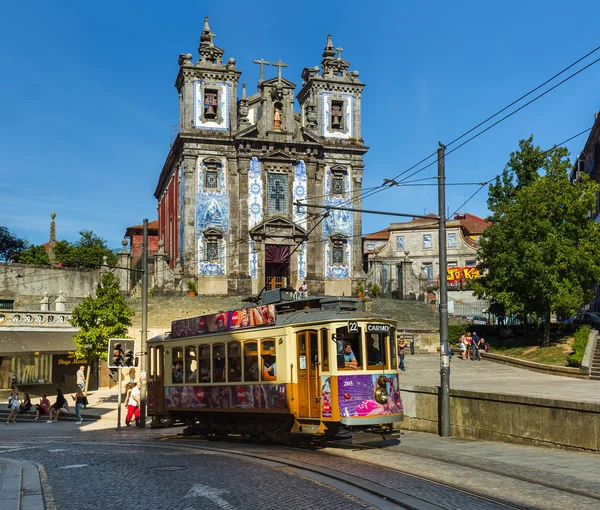 PORTO, PORTUGAL - 09 DE SEPTIEMBRE DE 2016: Tranvía en el casco antiguo en Septem —  Fotos de Stock