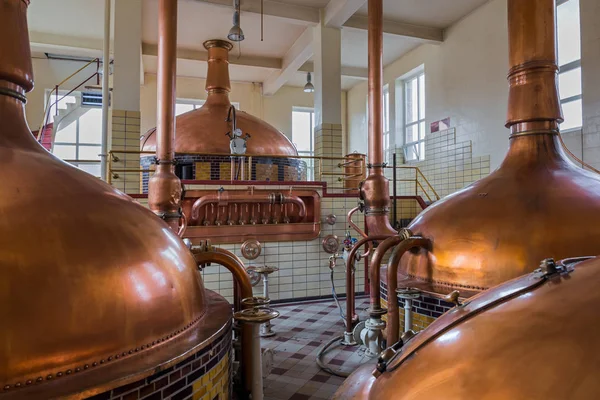 老式的铜水壶-在比利时啤酒厂 — 图库照片