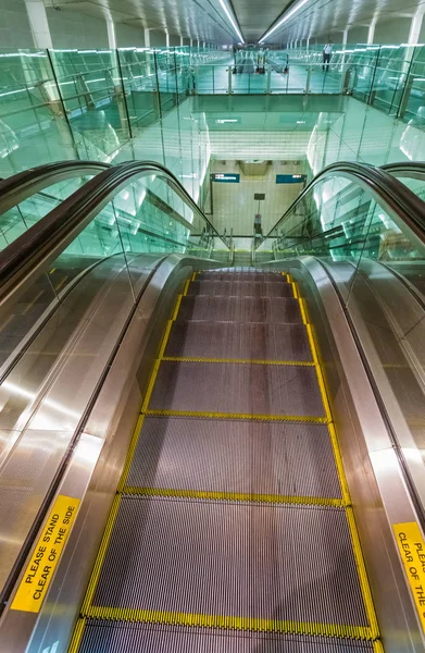 Escalatorer i den internationale lufthavn - Stock-foto