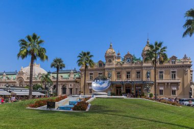 Krallık Monaco - 08 Ağustos 2017: Heykel ve casino Monte-Carlo