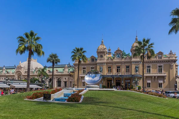 Kingdom Monaco - 08 de agosto de 2017: Estátua e cassino Monte-Carlo — Fotografia de Stock