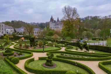Park 'taki Bush heykeli - Durbuy Belçika