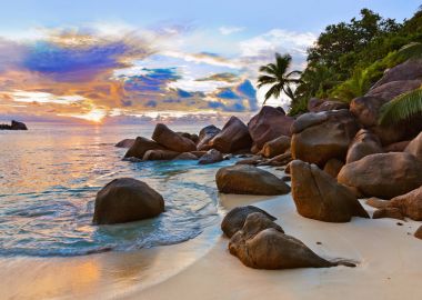 gün batımında Seyşel Adaları tropikal plaj