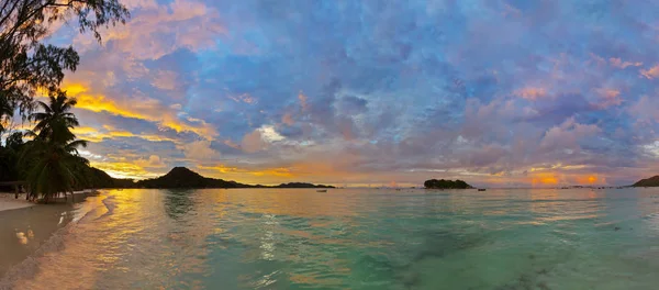 Praia tropical Cote d 'Or ao pôr-do-sol - Seychelles — Fotografia de Stock