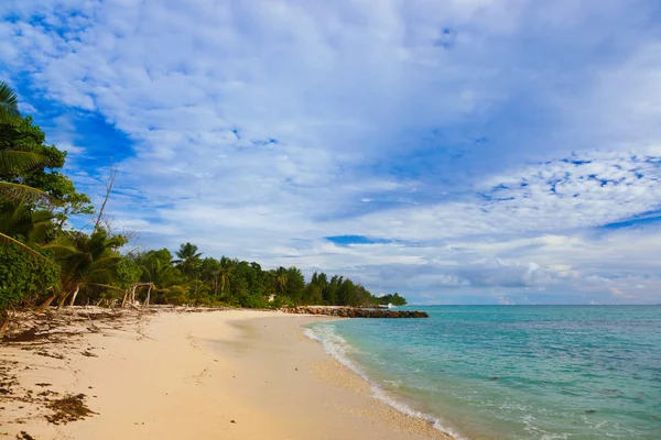 Tropischer Strand der Seychellen bei Sonnenuntergang — Stockfoto