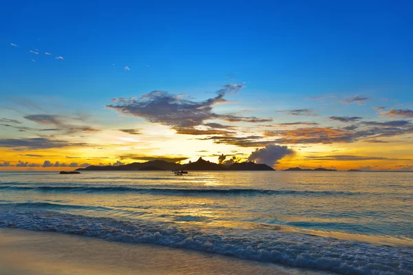 Sunset on tropical beach - Seychelles — Stock Photo, Image