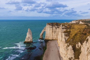 Etretat kayalıklarla kemer - Normandiya Fransa ile
