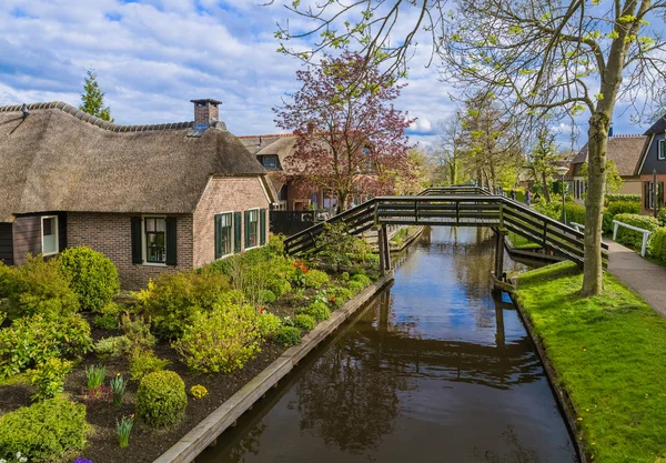 Aldeia holandesa típica Giethoorn nos Países Baixos — Fotografia de Stock