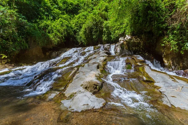 Zvonil Reng vodopád na ostrov Bali Indonésie — Stock fotografie