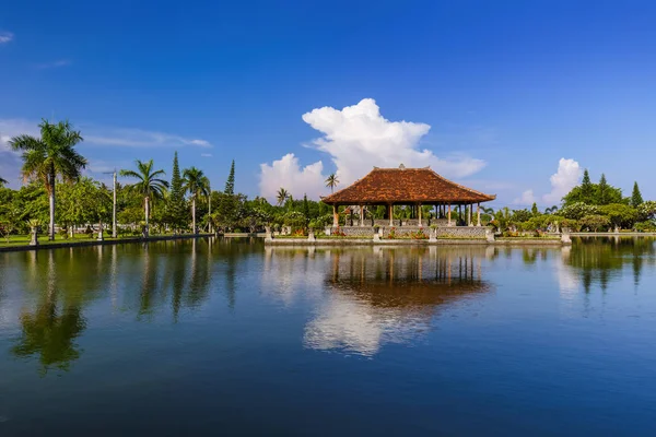 Водный дворец Тамань на индонезийском острове Бали — стоковое фото