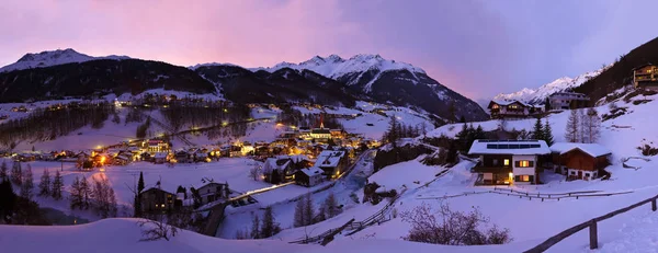 Gebirgsskigebiet Sölden Österreich bei Sonnenuntergang — Stockfoto