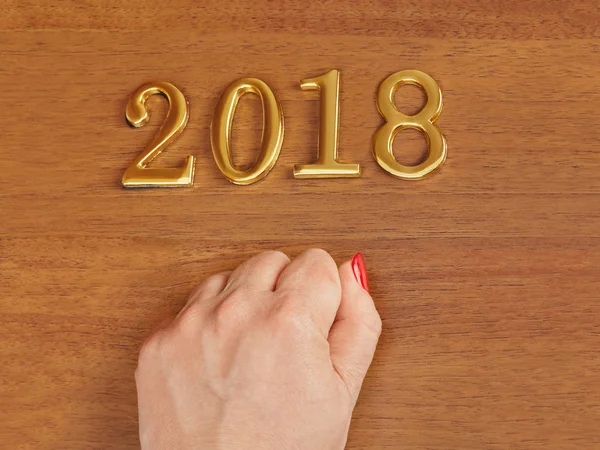 Ruka a čísla 2018 na dveře - novoroční pozadí — Stock fotografie