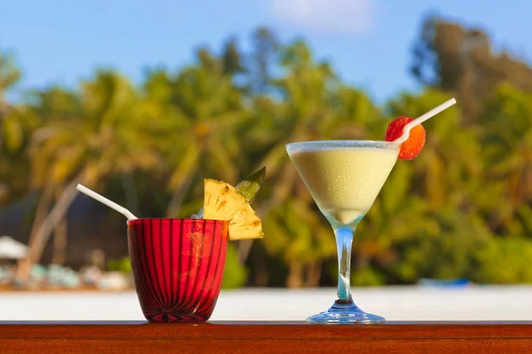 Фруктовый коктейль на Мальдивском пляже — стоковое фото