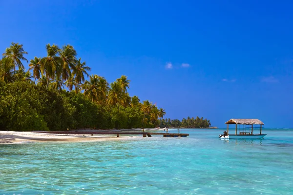Maldivler adası iskelede — Stok fotoğraf