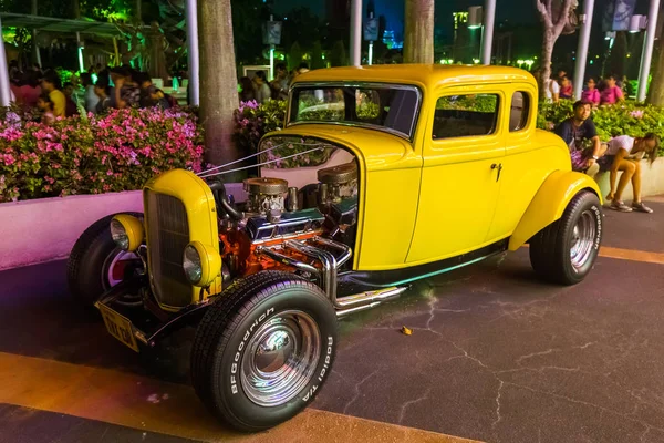 SINGAPORE - 30 de abril: Carro retro no Universal Studio Park no Sent — Fotografia de Stock