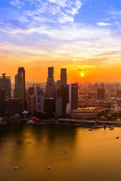 CINGAPURA - 14 DE ABRIL: skyline da cidade de Singapura e Marina Bay em A — Fotografia de Stock