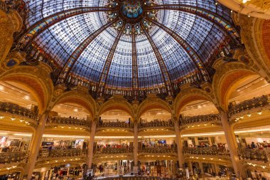 Paris, Fransa - 16 Ağustos 2017: Galeries Lafaye içinin