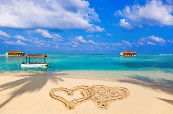 Dibujar corazones conectados en la playa — Foto de Stock
