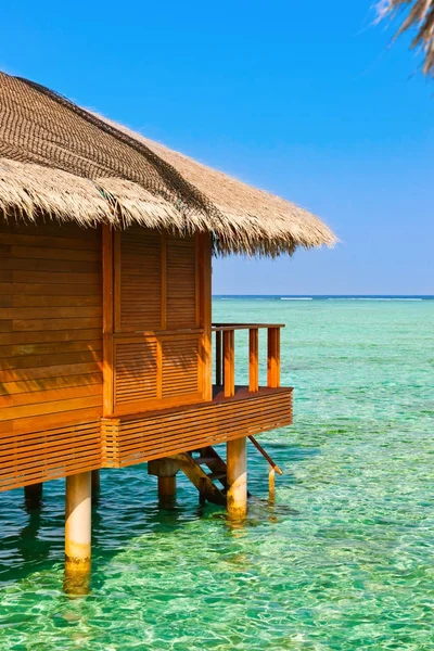 Tropik Maldivler adasındaki bungalovlar — Stok fotoğraf