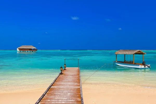 Boot en bungalow op Maldiven island — Stockfoto