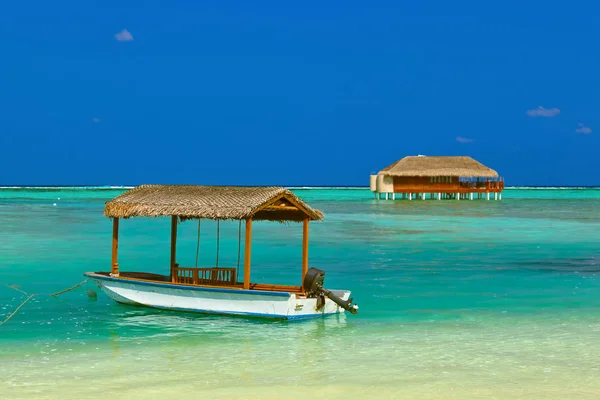 Tekne ve Maldivler Island bungalow — Stok fotoğraf
