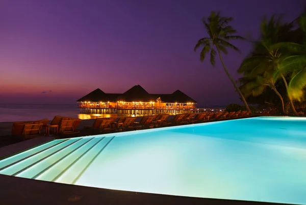 Pool and cafe on tropical Maldives island — Stock Photo, Image