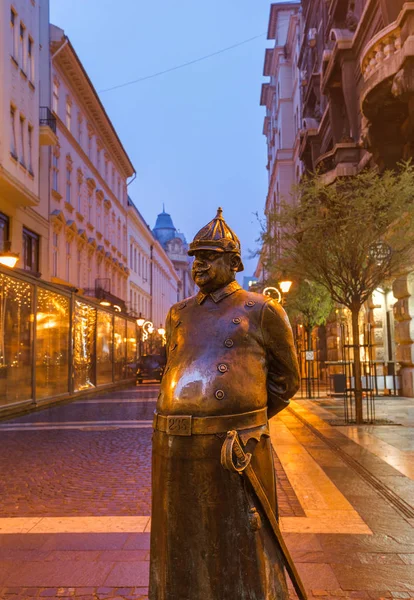 헝가리 부다페스트에서에서 경찰관의 동상 — 스톡 사진
