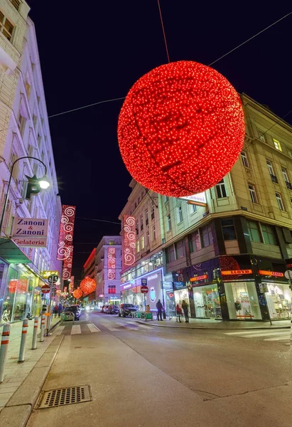 VIENA, ÁUSTRIA - DEZEMBRO 28, 2016: Natal ornamento de rua o — Fotografia de Stock