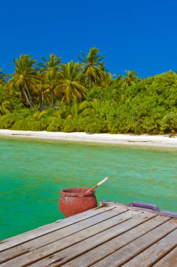 Maldivler adası iskelede