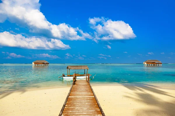 Barco y bungalow en la isla de Maldivas — Foto de Stock