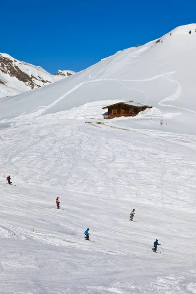 Esquiadores en estación de esquí de montaña Bad Hofgastein - Austria — Foto de Stock