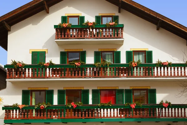 Hotel in den Alpen — Stockfoto