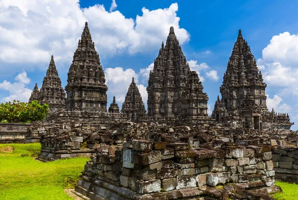Tempio di Prambanan vicino a Yogyakarta sull'isola di Java - Indonesia — Foto Stock