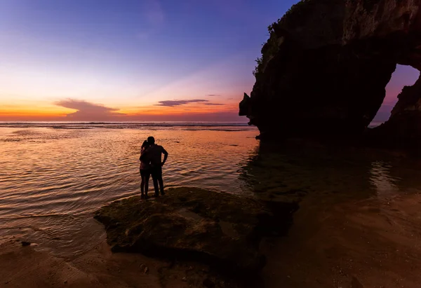 Пара в Suluban пляж - Балі Індонезія — стокове фото