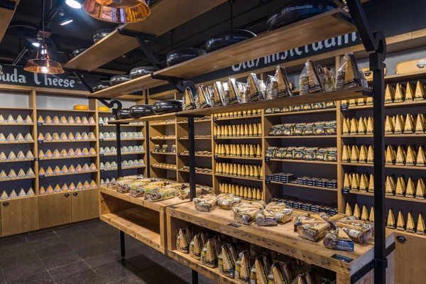 AMSTERDAM NETHERLANDS - 25 aprilie 2017: Magazin de brânză pe 25 aprilie , — Fotografie, imagine de stoc