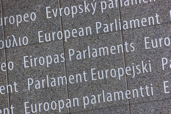Euroopan parlamentin rakennuksen kaiverrus - Bryssel Belgia — kuvapankkivalokuva