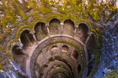 Başlangıç Kuyusu Quinta da Regaleira 'da Sintra Portekiz