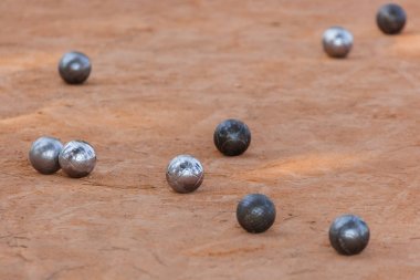 Petank topları yere