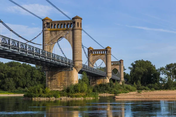 Puente cerca del castillo de Langeais en el Valle del Loira - Francia — Foto de Stock