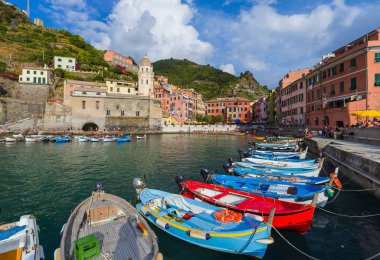 Vernazza, İtalya - 17 Ağustos 2016: Turist yürüyüş Vernazza Vernazza İtalya Cinque Terre üzerinde 17 Ağustos 2016 yılında tarafından