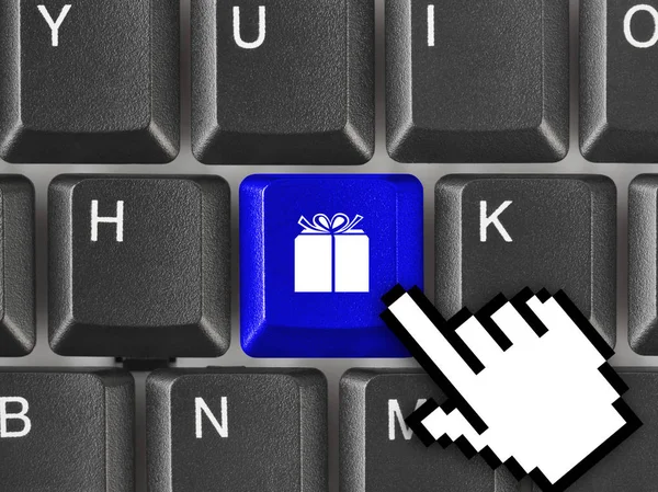 Bilgisayar klavye ile hediye anahtar — Stok fotoğraf